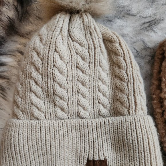 Two women's winter hats - Picture 6 of 8